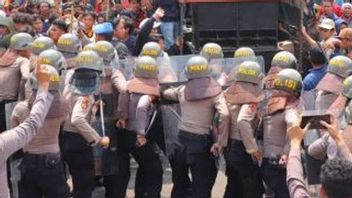 7 Polisi Terluka di Tengah Aksi Demo Mahasiswa di Depan Balai Kota DKI Jakarta