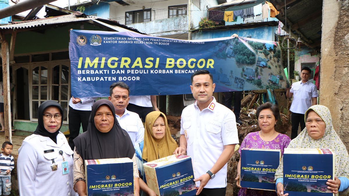 Banjir Bandang Terjang Cisarua, Kantor Imigrasi Bogor Salurkan Bantuan