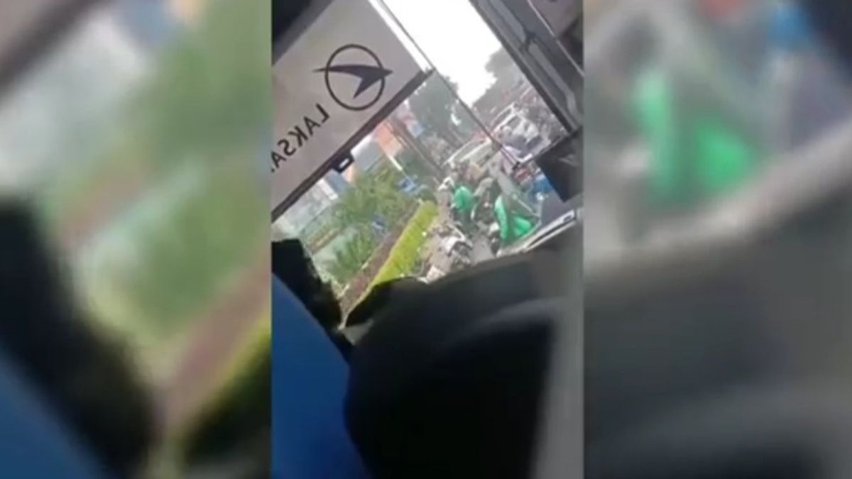 Not Receiving His Motor Gore Gored, Dozens Of Ojol Serang Drivers Of Transjakarta Bus, Running Passengersburied