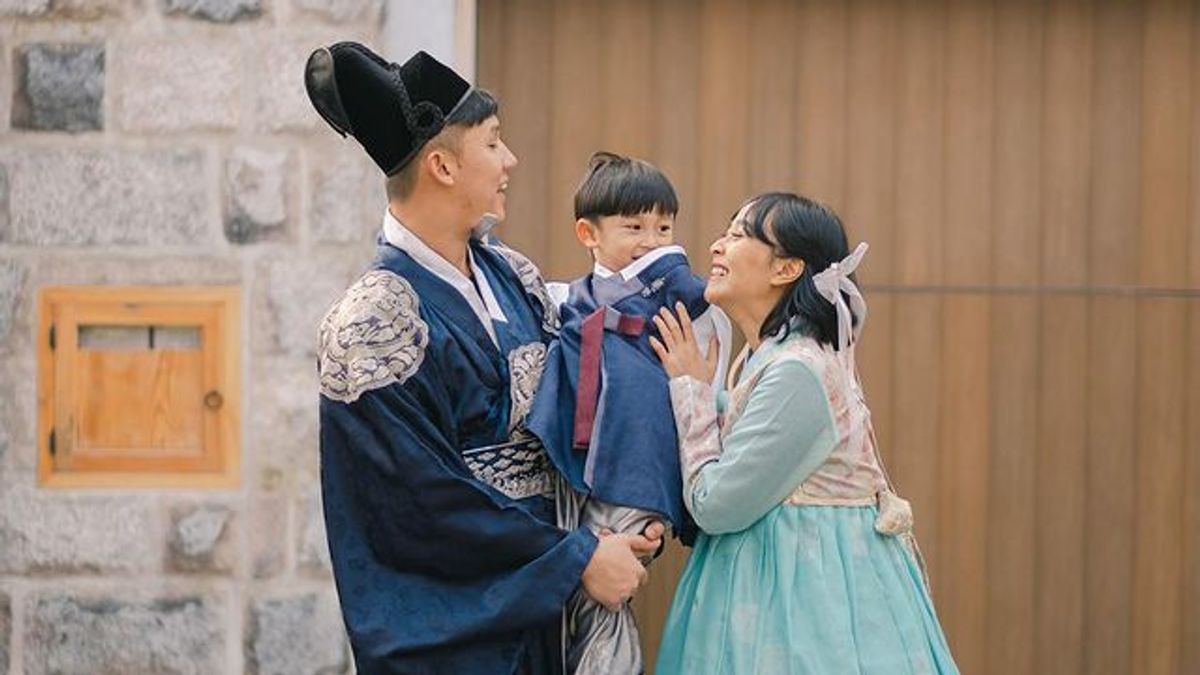 Rinni Wulandari和家人在韩国度假的肖像，韩服的优雅和粗壮
