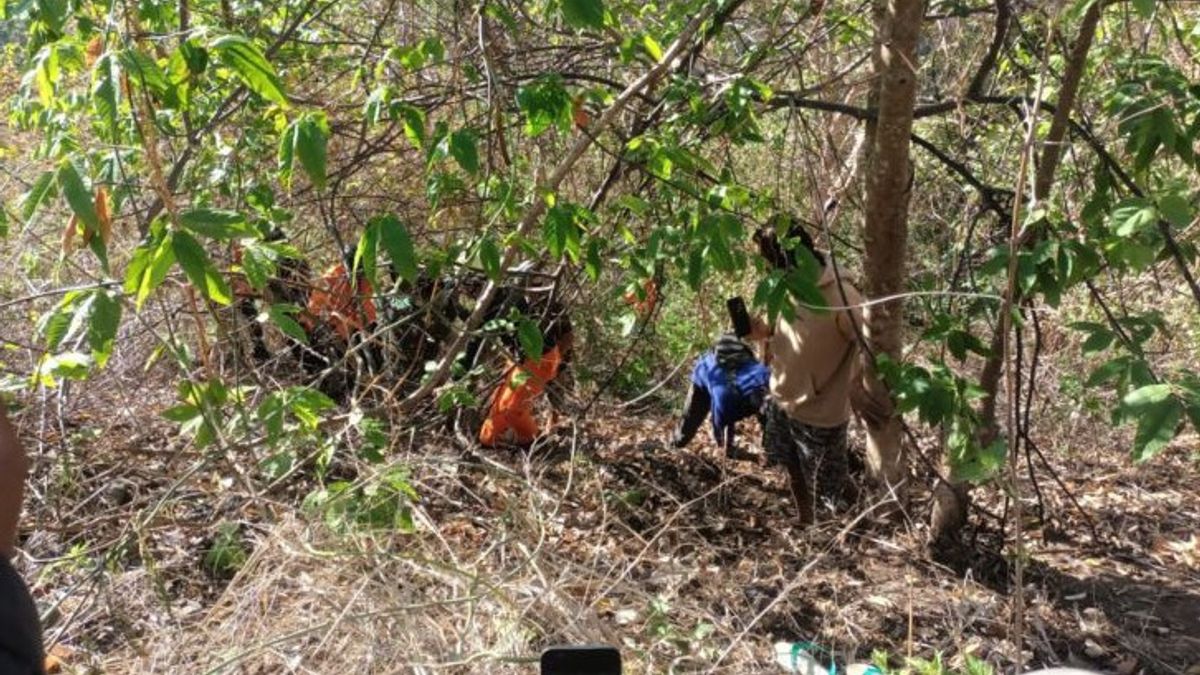 Evacuated By SAR Team, A Surabaya-Bima Bus Passenger Falls Into A Happy Dompu Gorge