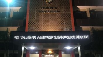 プロパムは、アルバロの継父が自殺した後、2人のピケット職員をチェックする