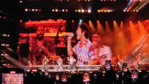 Bruno Mars And Band's Gimics Successfully Create Hysterical Female Spectators