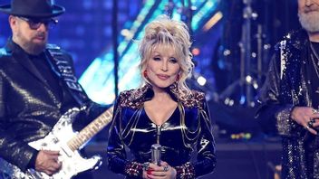 Jadul Banget! Kata Reba McEntire, Dolly Parton Cuma Bisa Dihubungi Via Faks