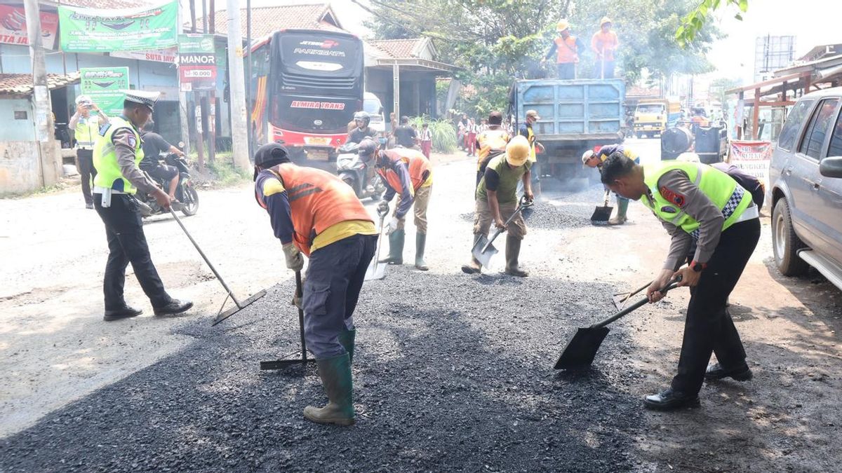 Prevent Traffic Accidents, Satlantas Pekalongan Police Assist in Repairing Damaged Roads