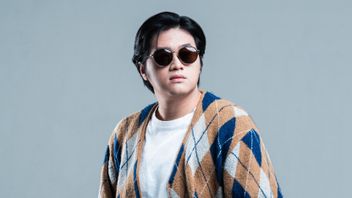 Ravi Andika yang Penuh Kejutan di Single Baru Berjudul <i>Kembali?</i>