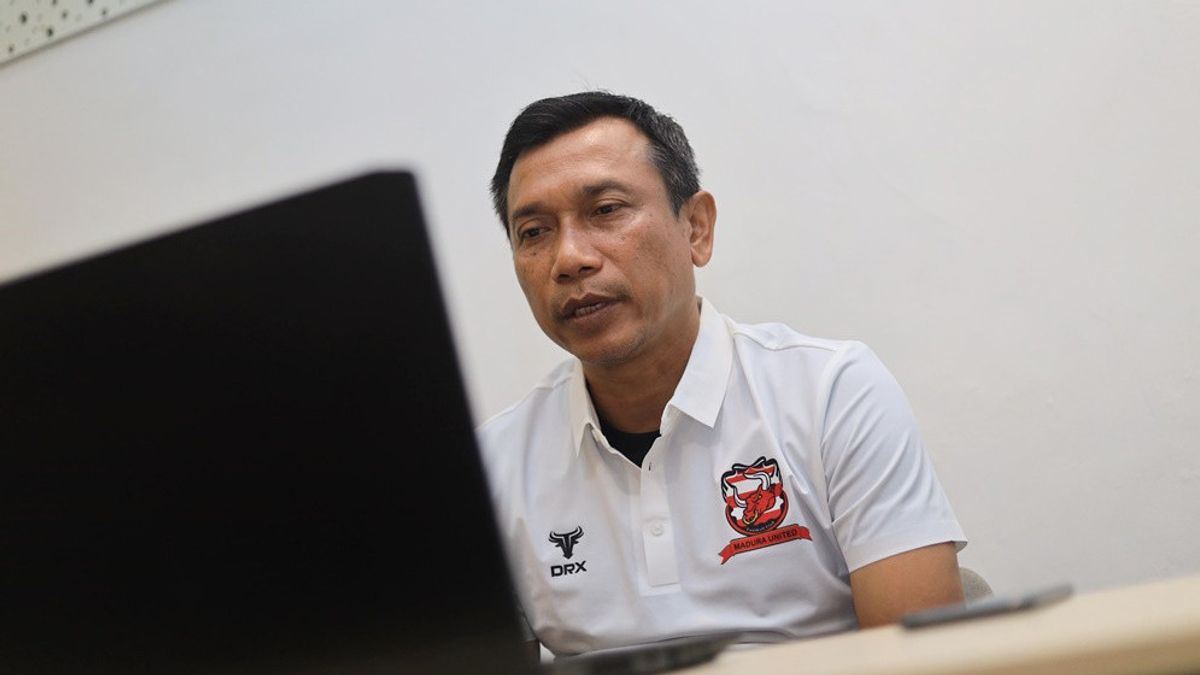 L’entraîneur de Madura United regarde le match de Bali United pour le deuxième match de la Coupe présidentielle 2024