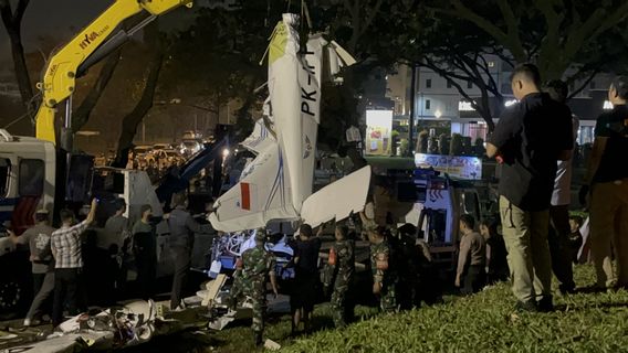 PK-IFP飞机在BSD,印度尼西亚飞行俱乐部检查警察和ATC坠毁