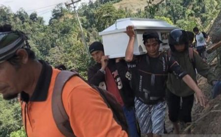 Akses Jalan Putus, Warga di Sigi Sulteng Jalan Kaki 15 Km Gotong Peti Jenazah ke Rumah Duka