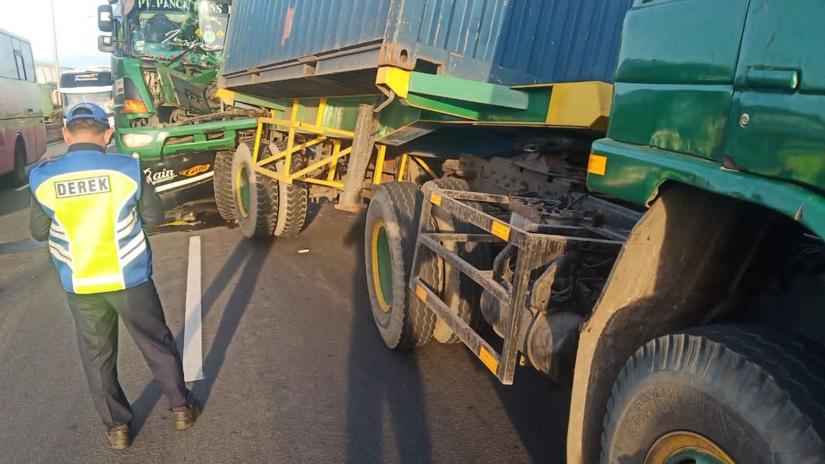 سائق نعسان ، 2 شاحنات حاويات متورطة في حادث على طريق تانجونج بريوك تول