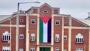 Taipan Energi Inggris Dale Vince akan Tetap Mengibarkan Bendera Palestina di Kantornya