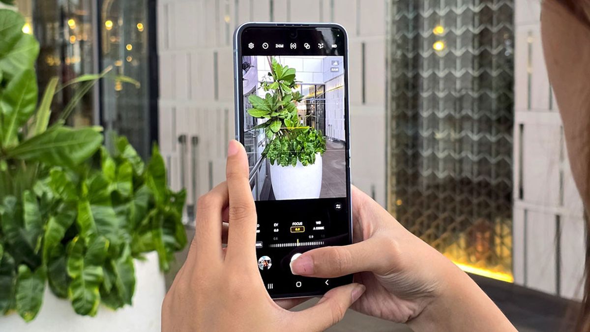 جاكرتا - تقدم سامسونج ميزة الخبراء RAW على Galaxy Z Flip 6 ، مما يجعل الصور أكثر متعة
