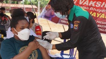 COVID-19 Vaccineator: Many Jayapura Residents Are Still Afraid Of Vaccination Due To Chip Hoaks