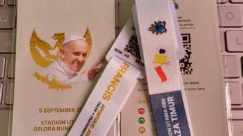 Les obligataires apportent des billets pour la messe sacrée avec le pape François au stade GBK