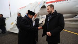 Momen Prabowo Berikan Koin Kepresidenan ke Pengawal Swiss