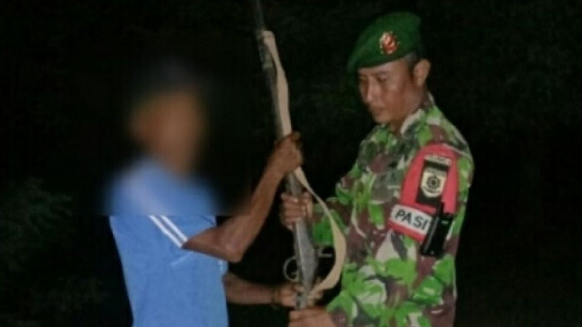 Des Volontaires, D’anciens Miliciens Timorais Remettant Des Fusils écrasés à La Force Opérationnelle