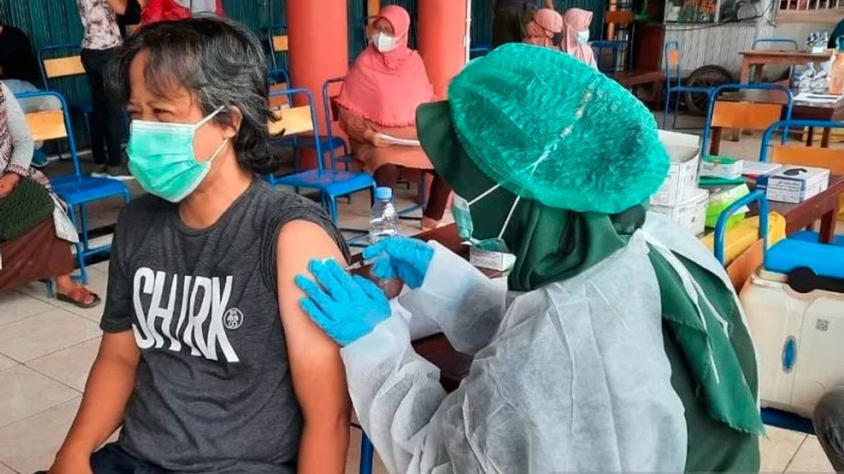 Berita Gunung Kidul: Dinkes Lakukan Vaksinasi COVID-19 Dosis Ketiga Bagi Pedagang
