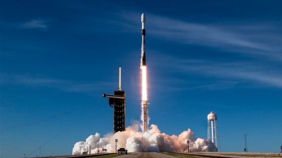Roket Falcon 9 SpaceX Berhasil Meluncurkan Satelit Eutelsat 36D
