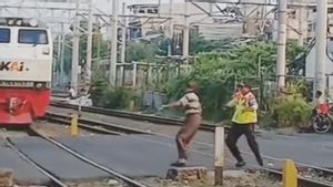 The Seconds Of The KA Door Officer Saves The Elderly When The Train Is In Front Of The Eyes