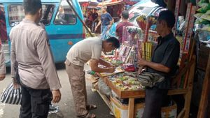 Sisir Pasar Tradisional, Polisi Bogor Menyita 20.000 Petasan dari Pedagang