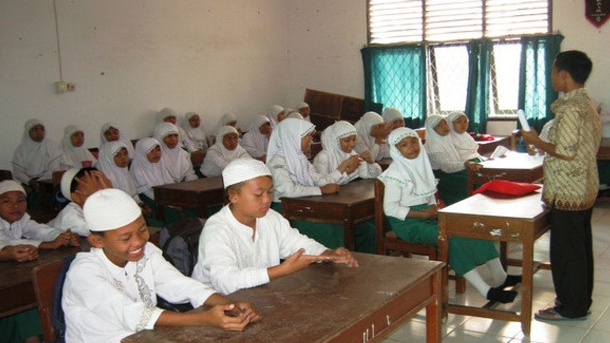 1.79 تريليون روبية إندونيسية من أموال BOP و BOS بدأت في التوزيع على 81 ألف مدرسة