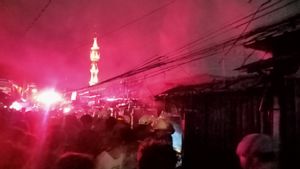 Three Kiosks At Jangkrik Market, East Jakarta, Burned Down By Fire Due To An Electric Short Circuit