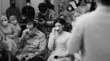 The Moment When Conglomerate Chairul Tanjung Cries And Wipes Tears When His Daughter Is Proposed By Guinandra Jatikusumo