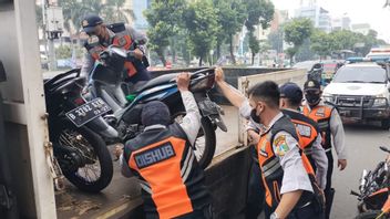 警察下令数十辆摩托车和Bajajs，这些摩托车和Bajajs仍然顽固地停放在Salemba街的人行道上