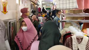 Pengunjung Pasar Tanah Abang Terus Meningkat Jelang Hari Raya Lebaran, Busana Muslim Banyak Diburu Pembeli