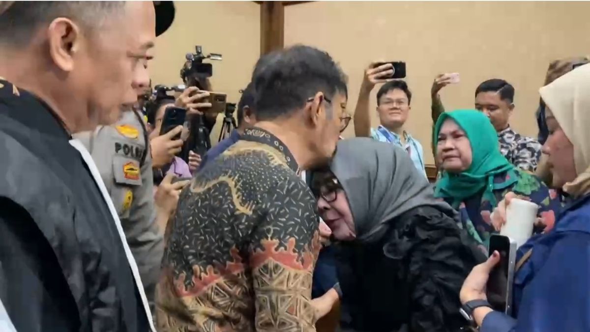 Sebelum Dengarkan Vonis Hakim, SYL Kecup Dahi Wanita Ini