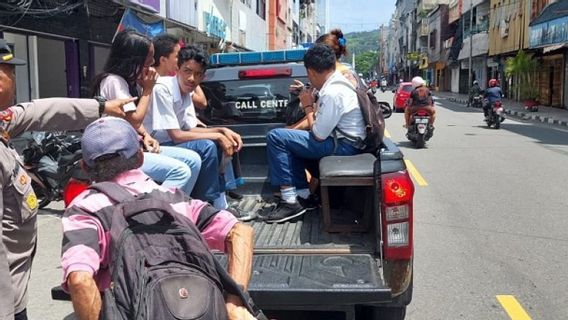 Demo Penggendara Angkot Di Ambon, Warga Dibantu Car Polisi Beraktivitas