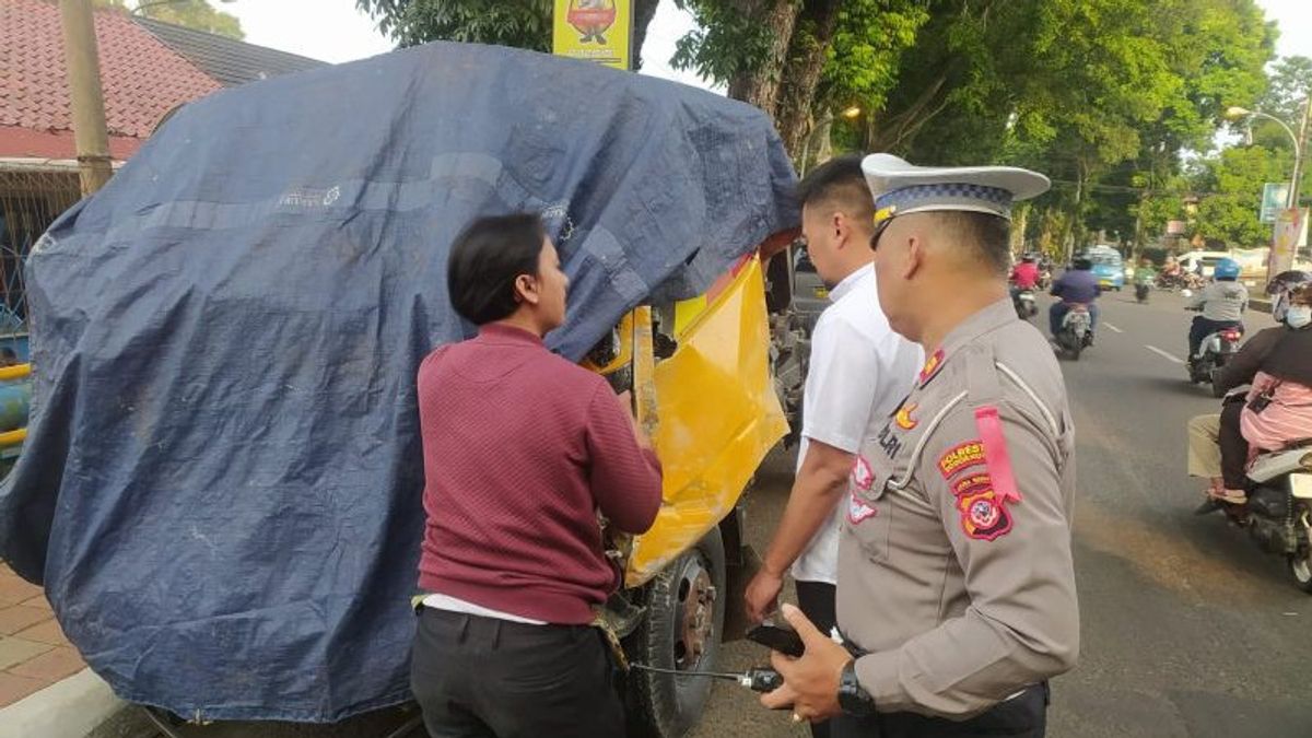 Bogor City Government And Traffic Unit Handling Garbage Trucks Collision 4 Kiosks In West Cilendek