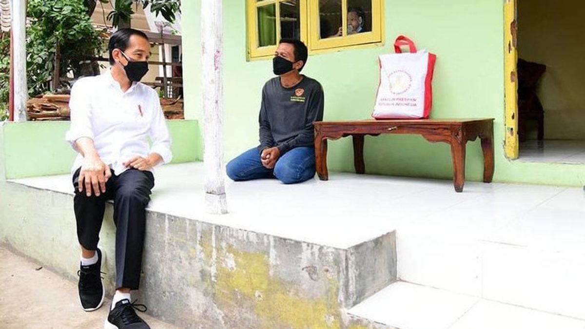 Assis Sur La Terrasse Des Résidents De Cirebon, Jokowi Rappelle La Discipline Des Protocoles De Santé