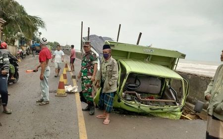 Jalur Penghubung di Pulau Madura Ambles Akibat Abrasi