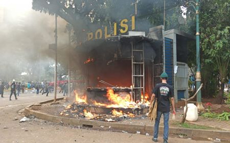 Ricuh Demo Tolak UU Cipta Kerja, Pos Polisi hingga Halte Transjakarta Dibakar