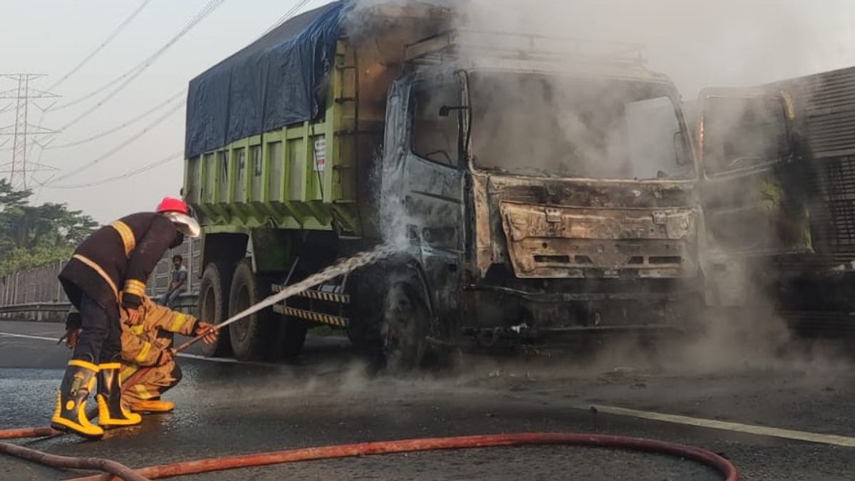 Truk Pengangkut Tanah Hangus Terbakar di Jalan Tol Jakarta - Merak, Ini Penyebab Kecelakaan