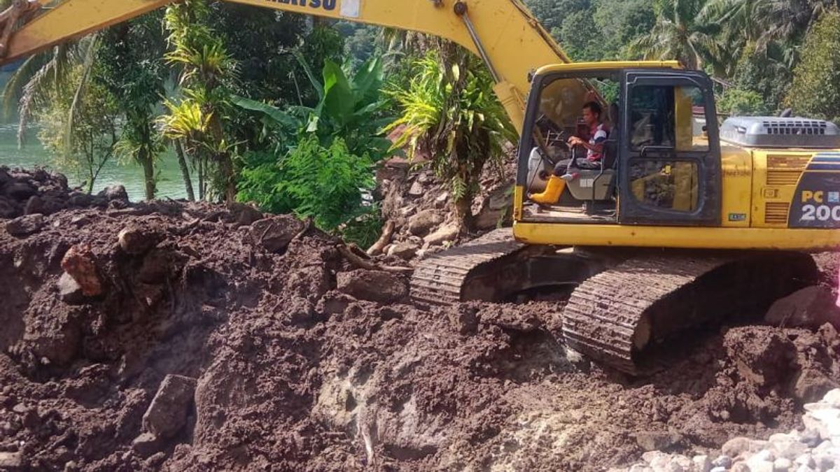 Pascalongsor, The Road Buried In Tanjung Sani To Tanjung Raya Agam Can Be Passed By Vehicles