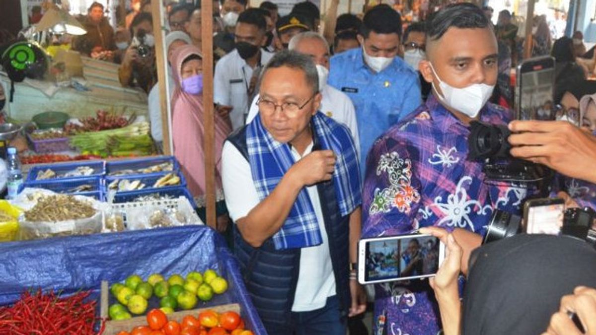 Trade Minister Zulhas Borong Basic Needs When Monitoring Food Prices In Samarinda East Kalimantan