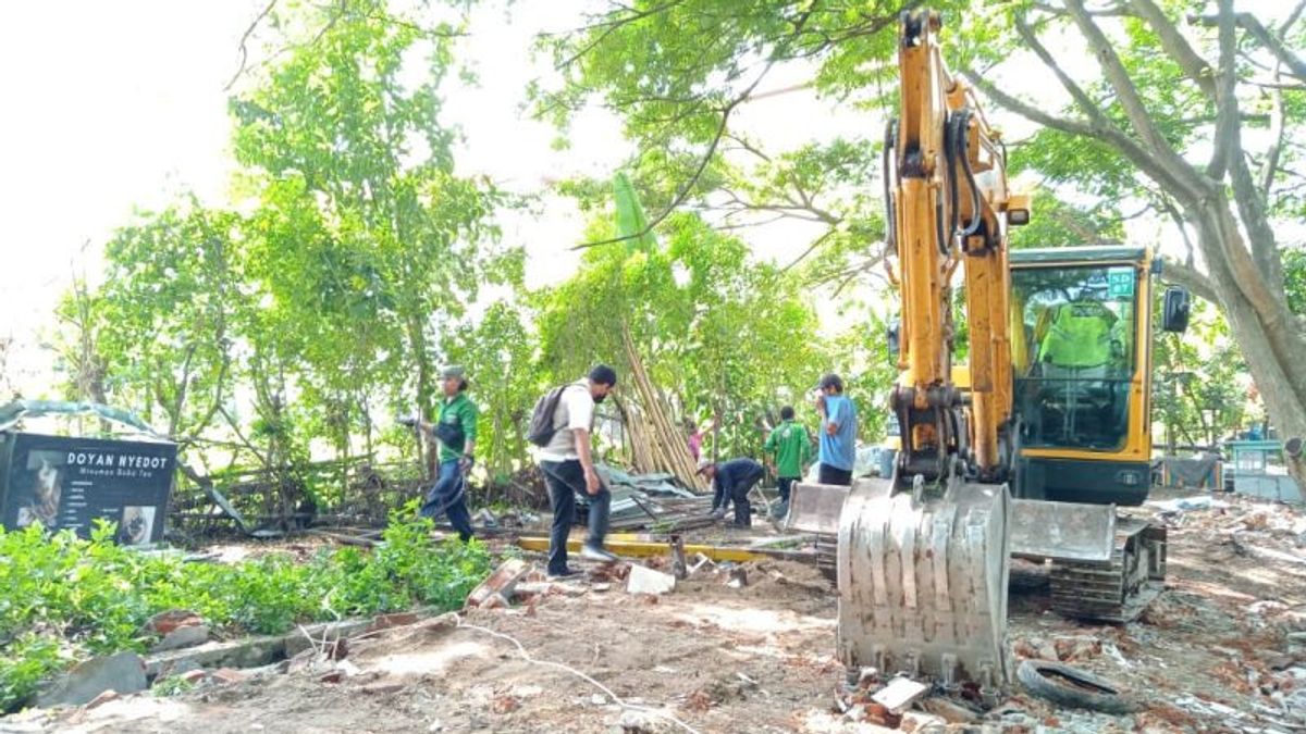 Bongkar 34 Lapak PKL, DLH Siap Tata Ulang Taman Udayana Mataram NTB
