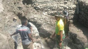 Les Habitants De Tengah Du Timor Du Nord Ont Des Difficultés Avec L’eau Potable, Le Groupe De Travail RI-Timor Leste Pamtas Construit Un Abri