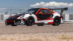 Mobil Balap Porsche GT2 Milik Juara F1 Max Verstappen Dilelang