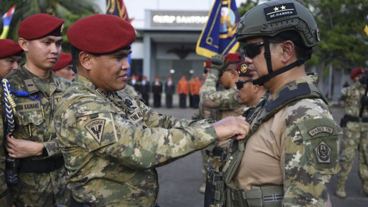 KSAL Muhammad Ali Sematkan Bravet Kehormatan Kopaska ke-4 Perwira Tinggi TNI AL