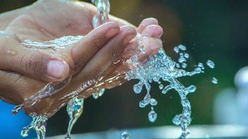 The Process Of Cleaning Water By Filling Oxygen In The Water And How