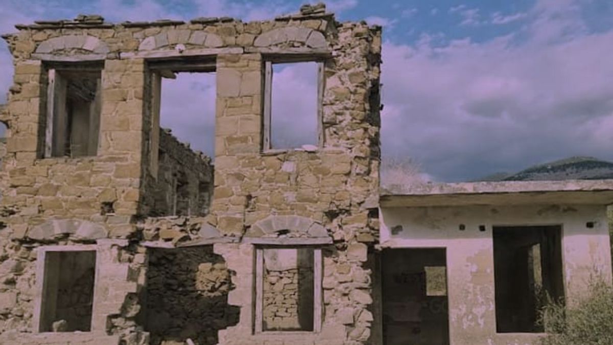 Le lac grec Morros baisse, les restes d'une maison dans le lac Morros reviennent après des dizaines d'années