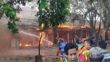 バントゥンバンジャルバルラマ市場で火で焼かれた屋台の数十