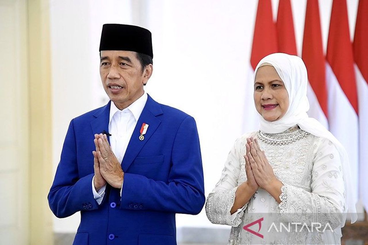 ジョグジャカルタ グランドビルでイード アル フィトルに祈るジョコウィ大統領
