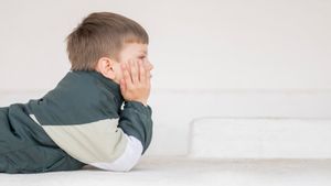 7 Things That Cause Children To Feel Lonely And How Parents Help It Overcome