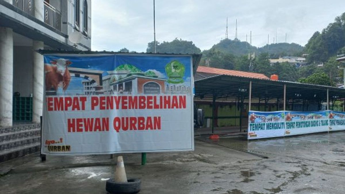 Selain kepada yang Berhak, Masjid  Raya Jayapura juga Bagikan Daging Kurban ke Warga Non-Muslim