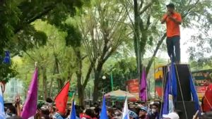 Demo Kantor DPRD Sumut, Buruh Minta Jokowi Pecat Menaker