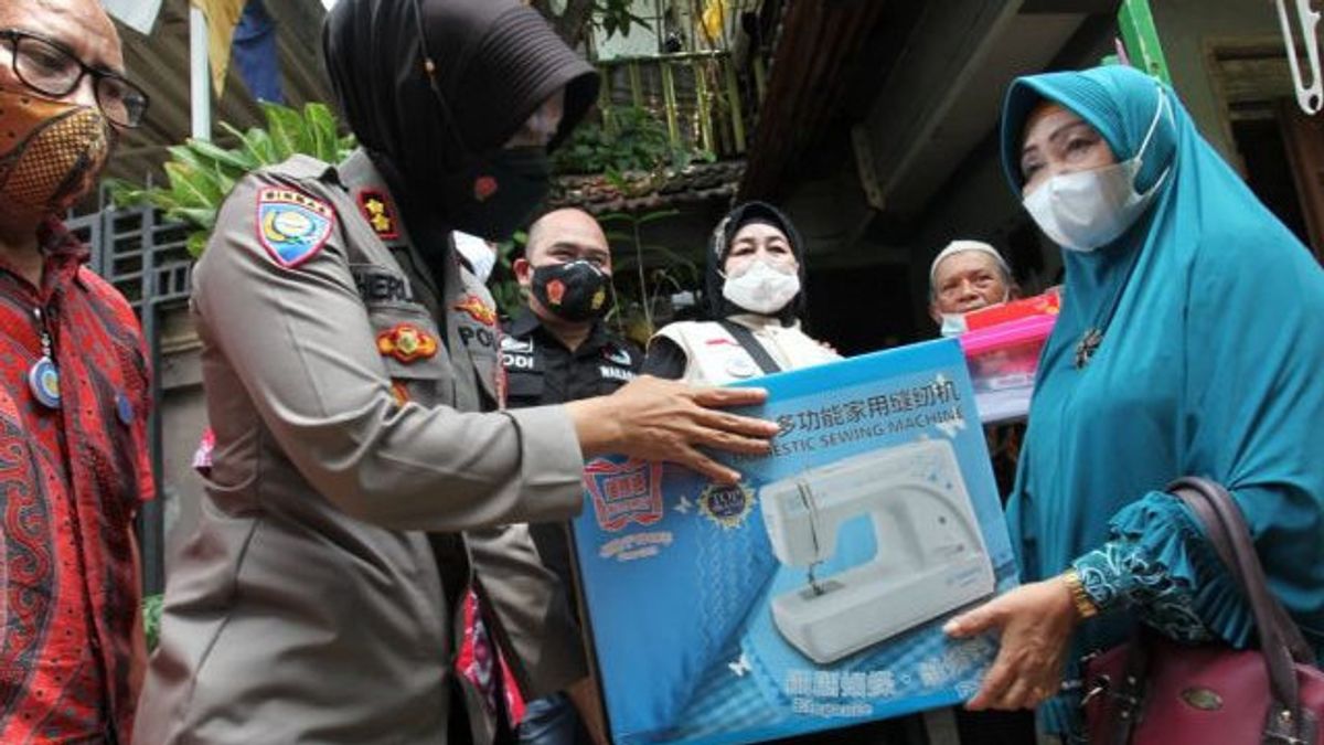 Resmikan Kampung Bersih Narkoba, Polrestabes Surabaya Bagikan Peralatan Mesin Jahit